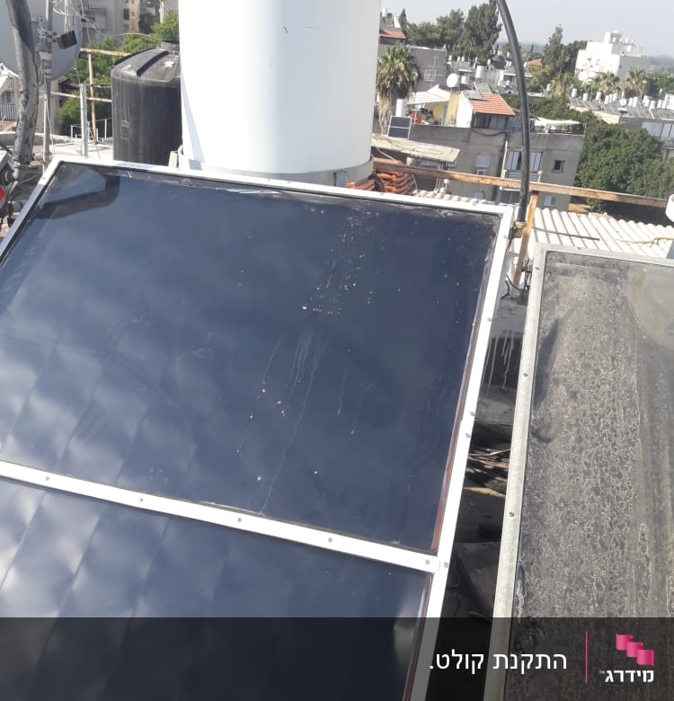 קולטי שמש ומיכל מים על גג